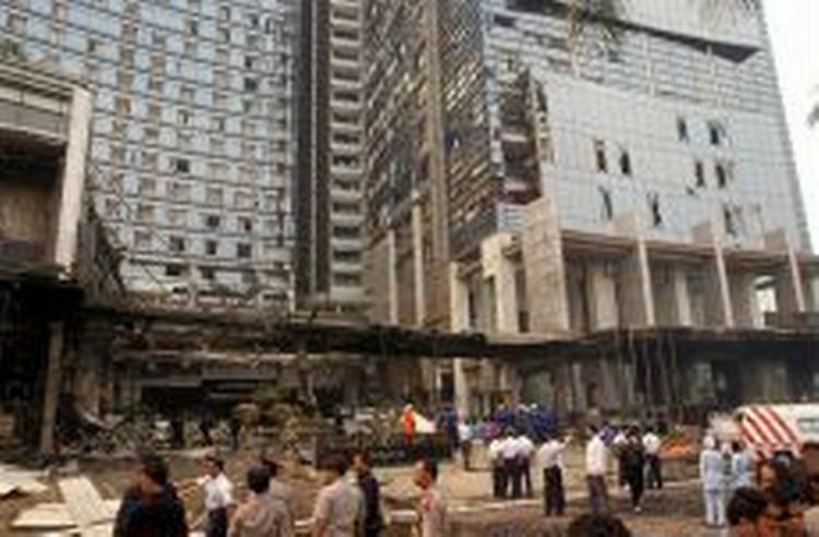 Alle vinduer splintredes på Marriott-hotellet helt op til 30. etage, fortæller den danske ambassadør i Jakarta. - Foto: AP 