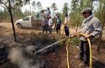 Indbyggere i Roqueiro i Portugal kæmper mod ilden. - Foto: AP 