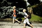 Skolebørn på vej til skole skal passe på trafikanter, der træder lidt for hårdt på speederen. - Foto: Miriam Dalsgaard. 