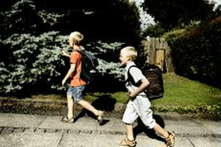 Skolebørn på vej til skole skal passe på trafikanter, der træder lidt for hårdt på speederen. - Foto: Miriam Dalsgaard. 