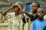 Børn ser amerikanske helikoptere lande i Monrovia, Liberias hovedstad. Foto: AP 