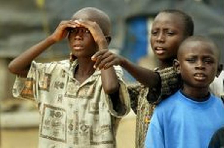 Børn ser amerikanske helikoptere lande i Monrovia, Liberias hovedstad. Foto: AP 