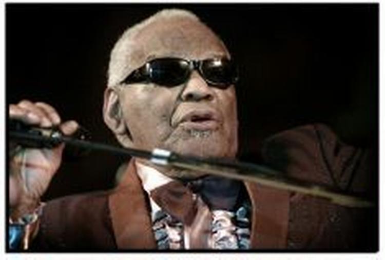 Ray Charles, da han i 2001 optrådte på Plænen i Tivoli. Nu ligger han under dynen. - Arkivfoto: Morten Langkilde. 