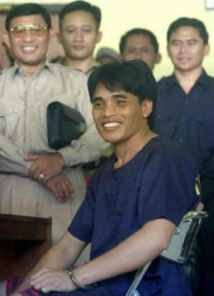 Amrozi bliver den første i sagen om Bali-bomben, der får sin dom. Politiet har anholdt i alt 34 personer. - Foto: AP 