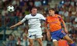 Forsvareren Zapotocky i kamp med Schalkes Ebbe Sand. Schalke klarede 0-0 ude mod Liberec og er klar til Toto Cup-finale om en plads i UEFA Cuppen. - Foto: AP 