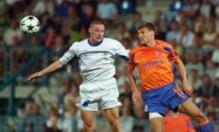 Forsvareren Zapotocky i kamp med Schalkes Ebbe Sand. Schalke klarede 0-0 ude mod Liberec og er klar til Toto Cup-finale om en plads i UEFA Cuppen. - Foto: AP 
