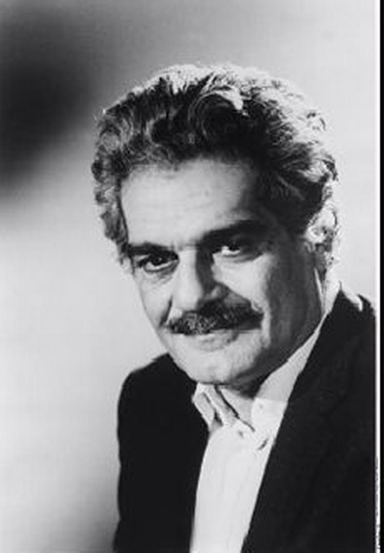 Omar Sharif, ørkenhelt med hang til spil. - Arkivfoto fra 1975 af Cinetext. 