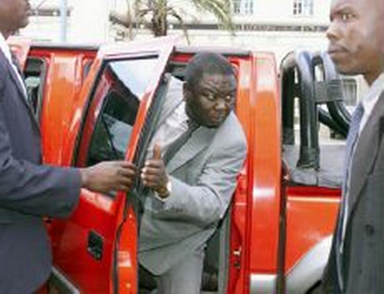 Zimbabwes oppositionsleder, Morgan Tsvangirai, risikerer dødsstraf, hvis han findes skyldig i højforræderi mod præsident Mugabe. - Foto: AP 