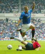 Rangers' hollandske midtbanespiller Ronald de Boer hopper over en takling fra Kilmarnocks Dindeleux. - Foto: AP 
