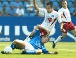 Søren Colding (liggende) i kamp med japaneren Takahara, der scorede HSV's mål i Bochum. - Foto: AP 