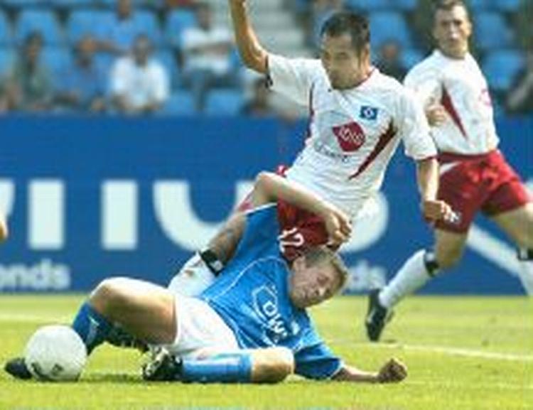 Søren Colding (liggende) i kamp med japaneren Takahara, der scorede HSV's mål i Bochum. - Foto: AP 