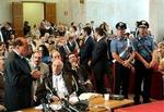 Korruptionsanklaget. Berlusconi i en retssal i Milano 17. juni, hvor han svarede på spørgsmål angående korruptionsanklager.   Foto: AP 