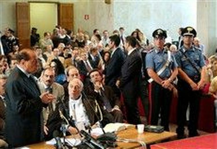 Korruptionsanklaget. Berlusconi i en retssal i Milano 17. juni, hvor han svarede på spørgsmål angående korruptionsanklager.   Foto: AP 