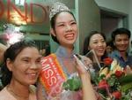 Phuong sammen med sin familie, da hun blev Miss Vietnam i hovedstaden Saigon. - Foto: AP 