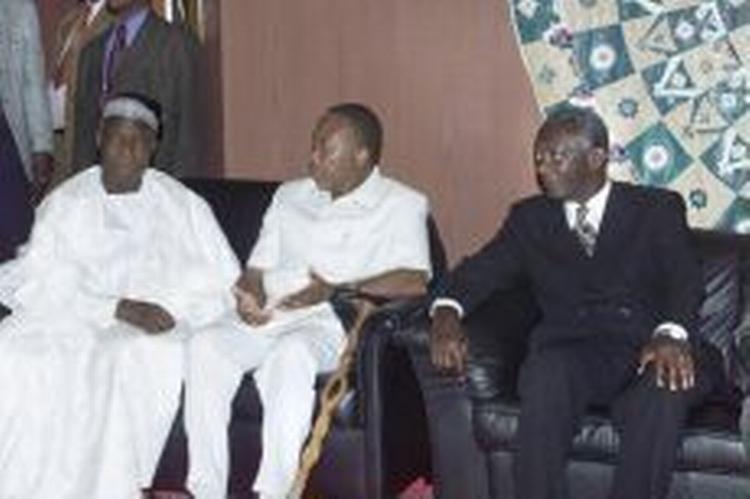 Den nigerianske præsident Obasanjo (tv.), Charles Taylor i midten og Ghanas præsident Kufor efter Taylors ankomst til Nigerias internationale lufthavn. - Foto: AP 