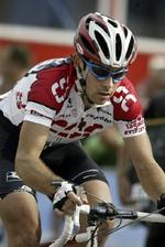 Julian Dean var den CSC-rytter, der klarede sig bedst på første etape. Resten af holdet står til skideballe fra Riis. - Foto: Claus Bonnerup 