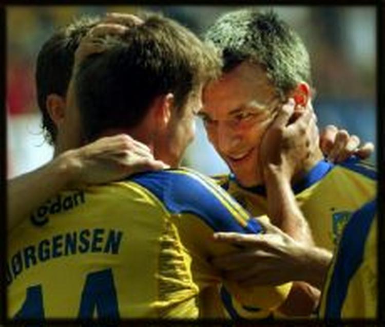 Et overskud i millionklassen giver Brønbys spillere og ledere noget at juble ad. - Foto: Lars Poulsen 