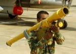 Indiske soldater fremviser et missil, som det, briten smuglede til USA: - Foto: AP 