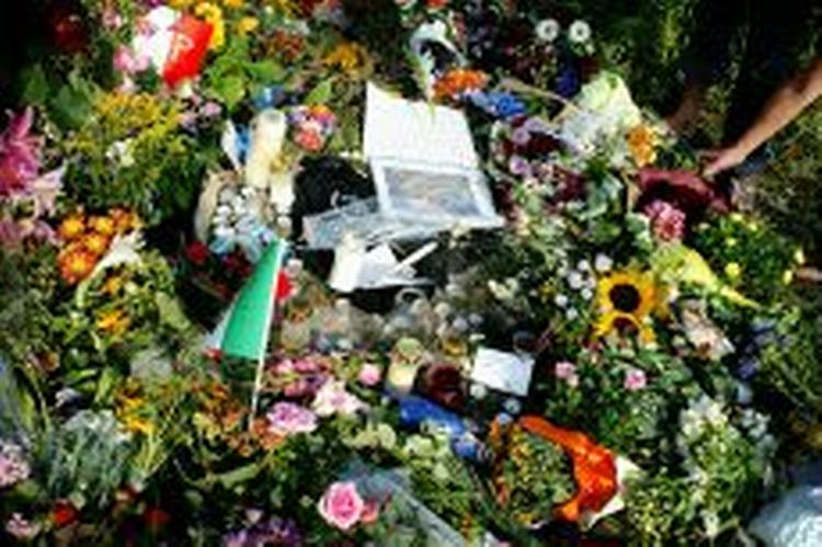 Blomster på stedet, hvor den italienske turist blev stukket ned. - Foto: Peter Hove Olsen 
