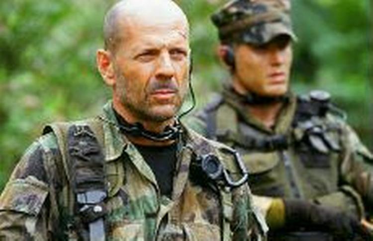 Man føler sig på velkendt grund, så snart løjtnant A.K. Waters (Bruce Willis) har plantet sin solide soldaterstøvle på nigeriansk jord. - Foto: Fox Film. 