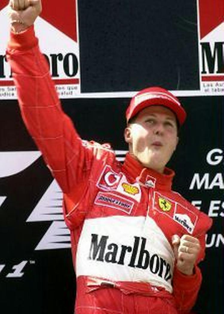Tobaksreklamer - som denne på Michael Schumachers dragt - er ikke tilladte i Canada. Derfor aflyser Formel 1-branchen næste års Grand Prix i Montreal. - Foto: AP 