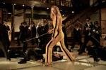 Uma Thurman fra en scene i 'Kill Bill'. Foto fra Miramax 