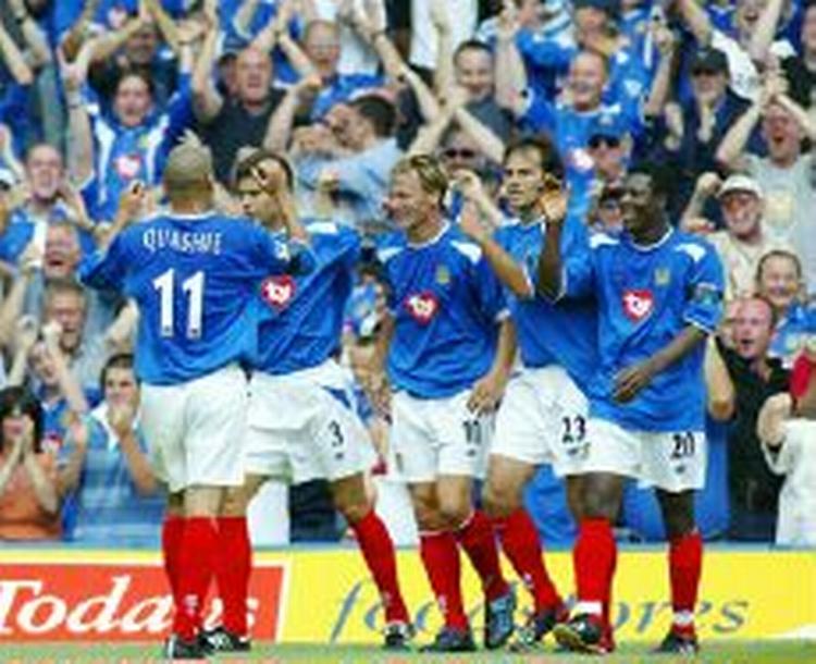 Teddy Sheringham, der er anfører for Portsmouth scorede holdets første mål i Premier League. - Foto: AP 