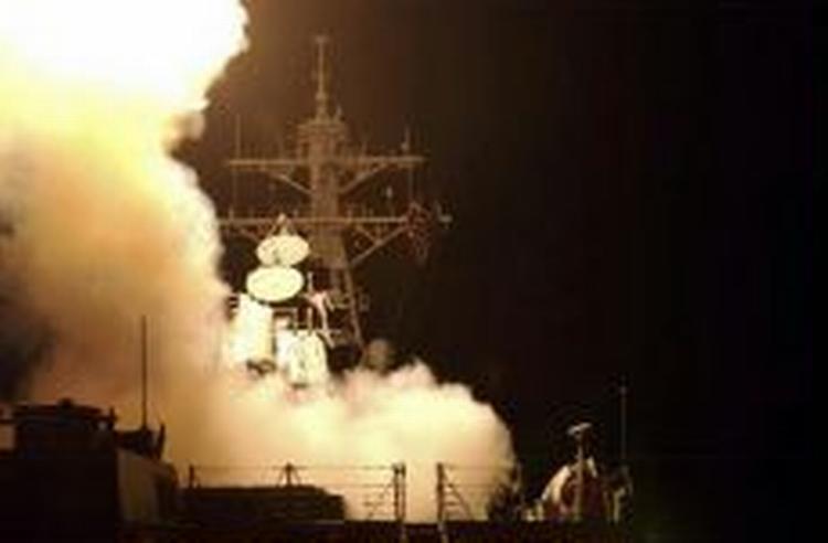 Amerikanske krigsskibe var med helt fra begyndelsen af krigen i Irak. Her bliver der sendt Tomahawk-missiler mod Irak. - Foto: AP 