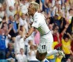 Leeds Alan Smith efter han bragte sit hold på 2-1. - Foto: AP 