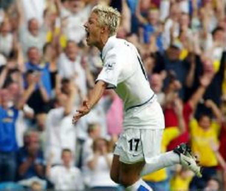 Leeds Alan Smith efter han bragte sit hold på 2-1. - Foto: AP 
