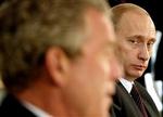 Putin (th.) fremhæver ofte sin hjemby Skt. Petersborg, som for eksempel her under byens 300-års jubilæum først på sommeren, da hans amerikanske kollega, George W. Bush (tv.), kom på besøg. - Foto: AP 