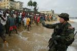 Et hold amerikanske soldater gik i land i Monrovia og blev modtaget af jublende indbyggere. - Foto: AP 