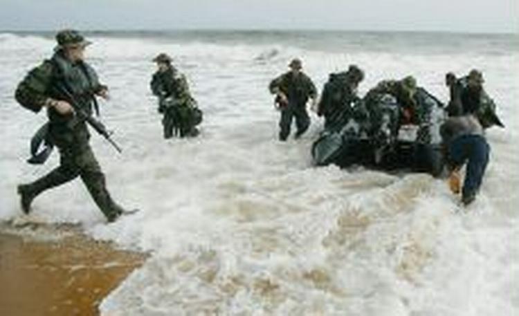 De amerikanske specialstyrker, der gik i land i Liberia mandag er klar til at blive afløst inden den 1. oktober. - Foto: AP 