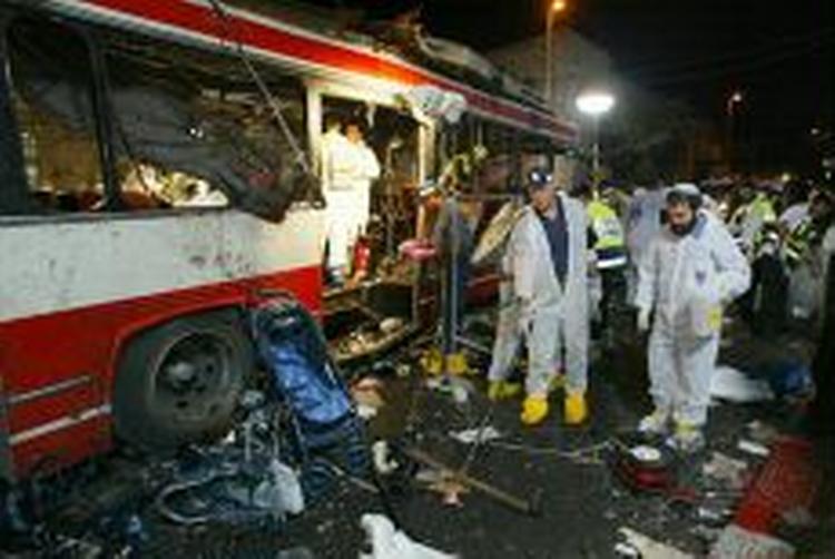En selvmordsbombe dræbte mindst 20 personer i en bus i Jerusalem. - Foto: AP 