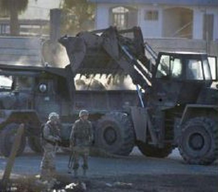 Oprydningen er i gang efter bombeattentatet mod FN's hovedkvarter i Bagdad. - Foto: AP 