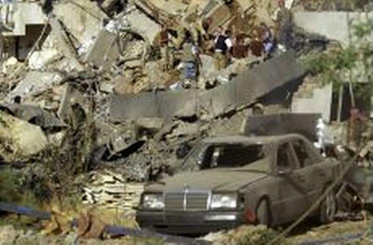 Mindst 24 mennesker blev dræbt og over 100 såret af bilbomben. - Foto: AP 