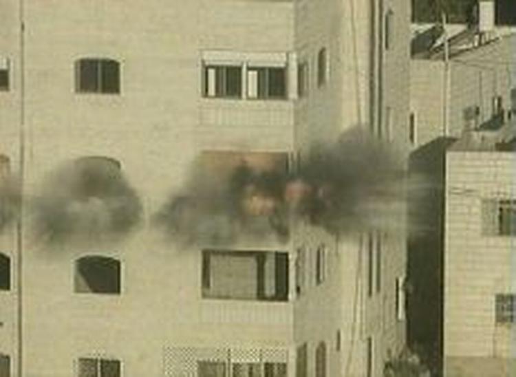 Israelske tropper bomber det hus, som tilhørte bagmanden til tirsdagens selvmordsbombe i Jerusalem, hvor 20 blev dræbt. - Foto: AP 
