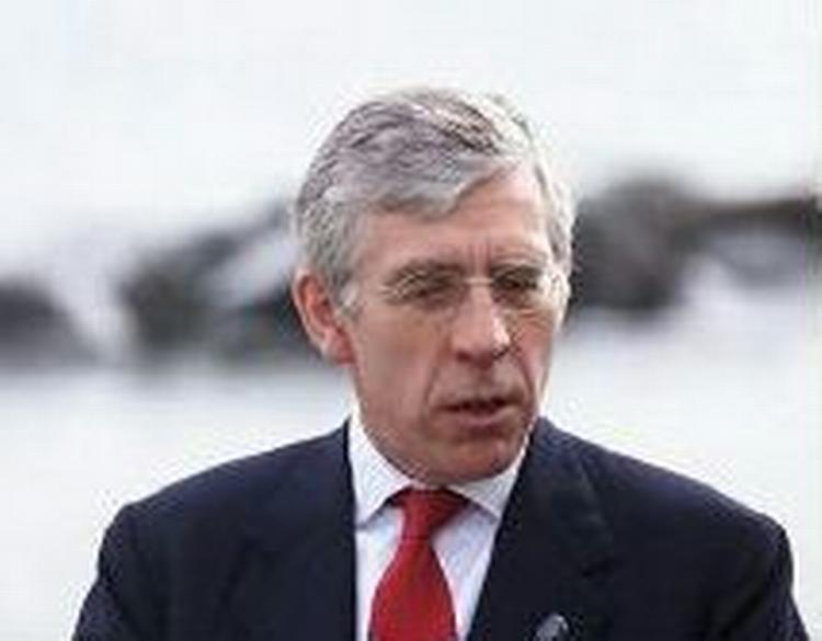 Den britiske udenrigsminister Jack Straw bakker op om USA's militære myndighed i Irak. - Foto: Jens Dresling 