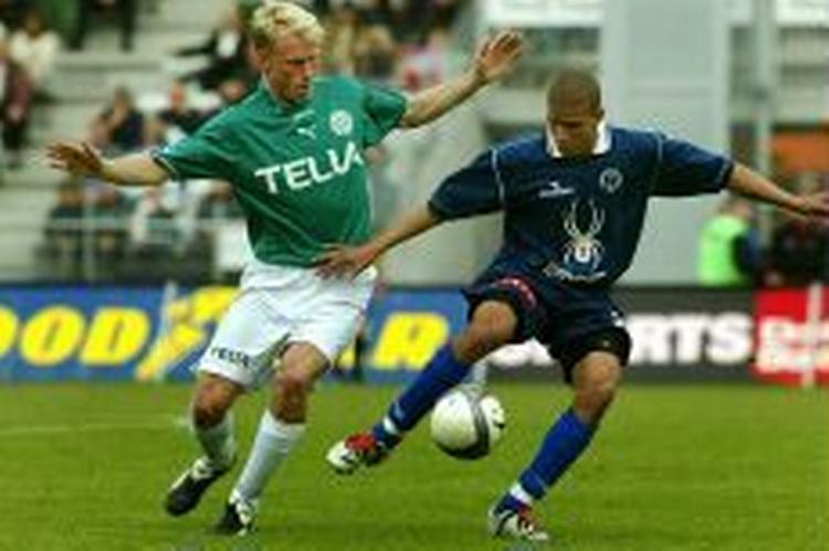 Mohamed Zidan (th.) kan som her fortsætte nærkampene i Superligaen for FC Midtjylland. - Foto: Erik Kragh 