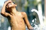 En dreng køler af i et springvand i den sydspanske by Cordoba tidligere på måneden. Her nåede temperaturerne over 40 grader. - Foto: AP 