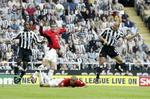 Silvestre ligger fladt og kan se Shearer bringe Newcastle foran. - Foto: AP 