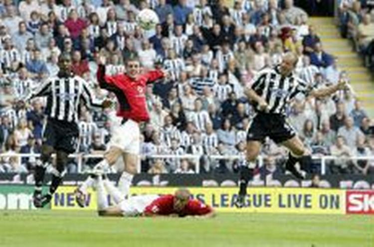 Silvestre ligger fladt og kan se Shearer bringe Newcastle foran. - Foto: AP 