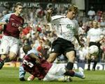 Harry Kewell (hvid), som Liverpool har hentet i Leeds, brændte en kæmpechance i kampens indledning. - Foto: AP 