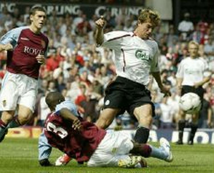 Harry Kewell (hvid), som Liverpool har hentet i Leeds, brændte en kæmpechance i kampens indledning. - Foto: AP 