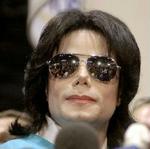 Michael Jackson inviterer indenfor i sit hjem - hvis man da er villig til at betale entreen. - Foto: AP 