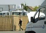 Flere hundrede lig holdes kolde i disse kølevogne i den sydlige del af Paris. - Foto: AP 