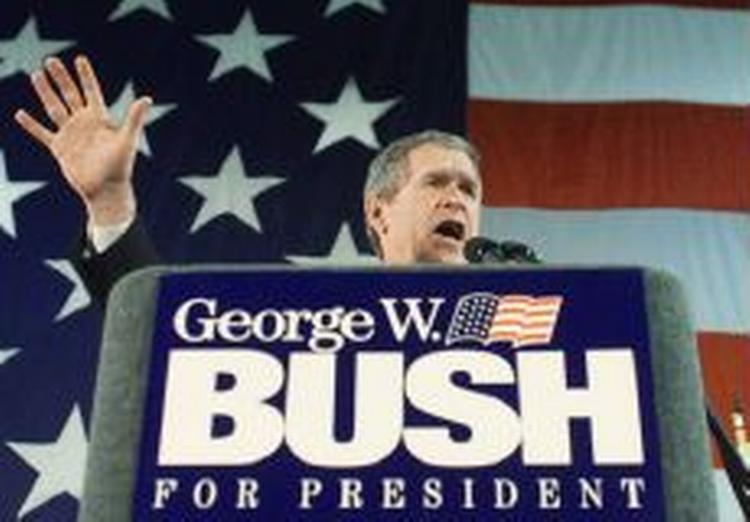 George Bush under valgkampen i 2000. Dengang vandt han knebent over Al Gore. Men nu går meningsmålingerne imod den amerikanske præsident. - Foto: AP 