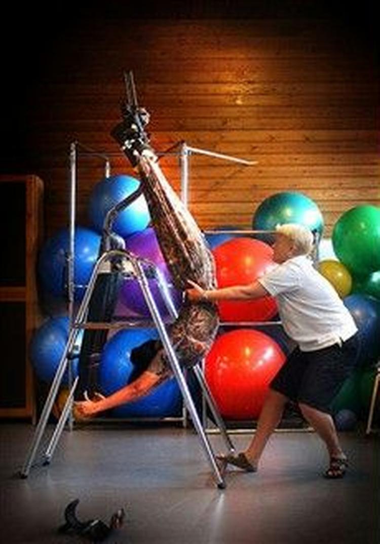 Og bøj! Fysioterapeut Lone Frandsen strækker en patient tilbage til sit gode gamle jeg i Rygcentrets gymnastiksal.   Foto: Finn Frandsen 