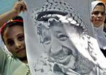 Palæstinensiske piger fremviser et billede af palæstinenserleder Arafat i Gaza By. - Foto: AP 