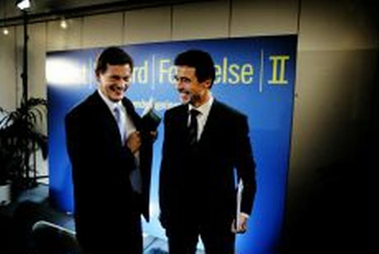 Anders Forgh Rasmussen (V) og Bendt Bendsten (K) havde de store smil fremme, da de præsenterede det nye regeringsoplæg. - Foto: Jan Grarup 